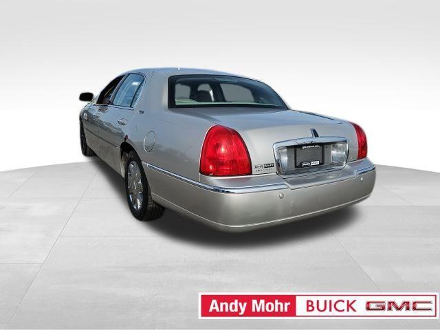 used 2005 Lincoln Town Car car, priced at $2,894