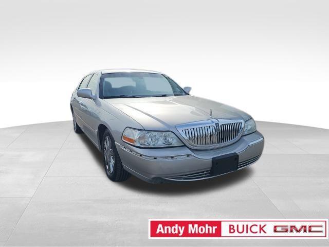 used 2005 Lincoln Town Car car, priced at $2,894