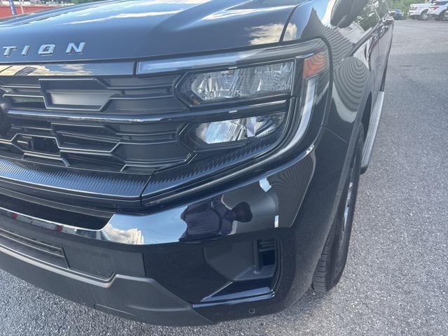 new 2025 Ford Expedition car, priced at $59,902