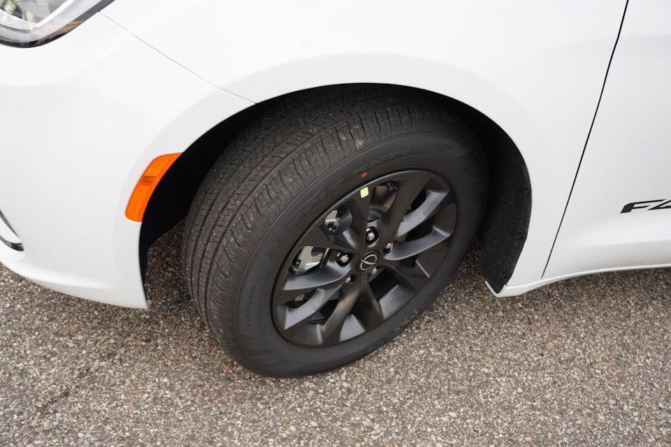 new 2025 Chrysler Pacifica car, priced at $36,882
