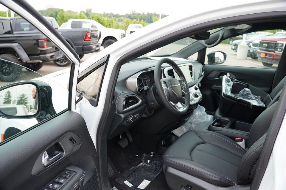 new 2025 Chrysler Pacifica car, priced at $36,882