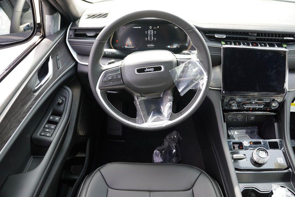 new 2025 Jeep Grand Cherokee car, priced at $40,881