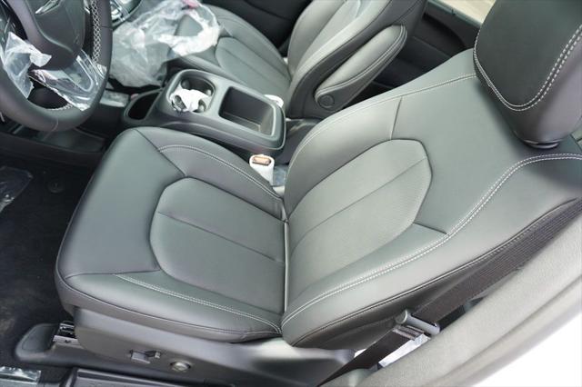 new 2025 Chrysler Pacifica car, priced at $45,021