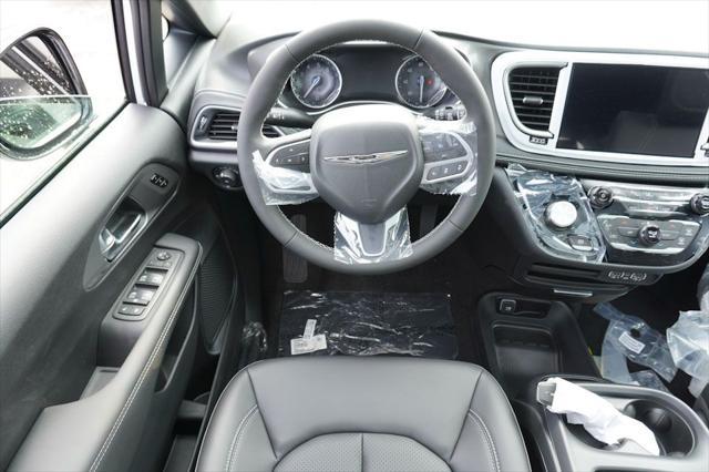new 2025 Chrysler Pacifica car, priced at $45,021