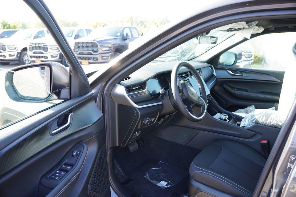 new 2025 Jeep Grand Cherokee car, priced at $38,428