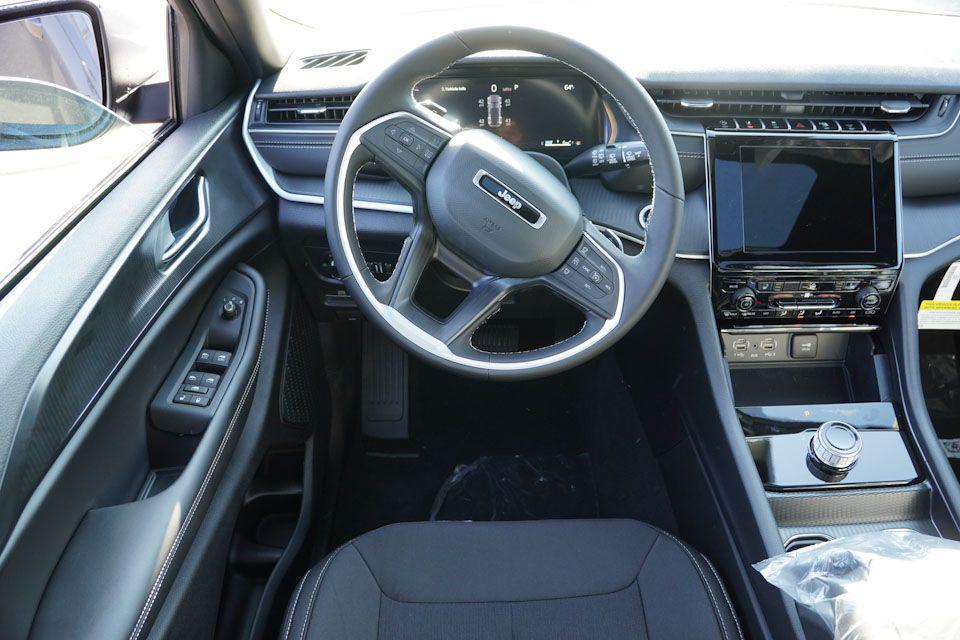 new 2025 Jeep Grand Cherokee car, priced at $38,428