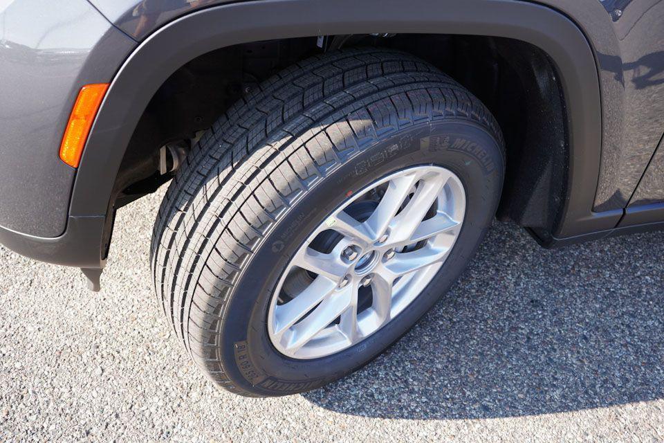 new 2025 Jeep Grand Cherokee car, priced at $38,428