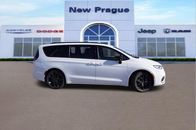 new 2024 Chrysler Pacifica car, priced at $44,019