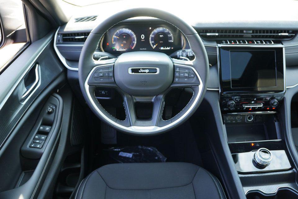 new 2025 Jeep Grand Cherokee car, priced at $38,662