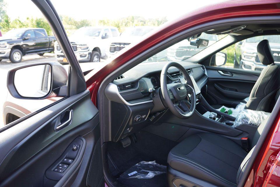 new 2025 Jeep Grand Cherokee car, priced at $38,662