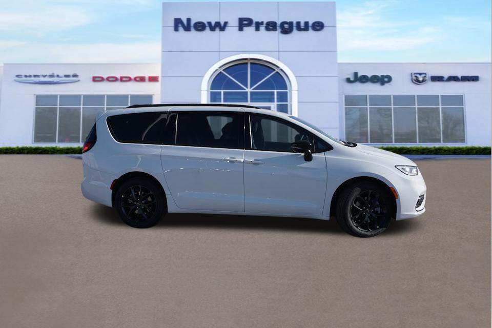 new 2024 Chrysler Pacifica car, priced at $50,653