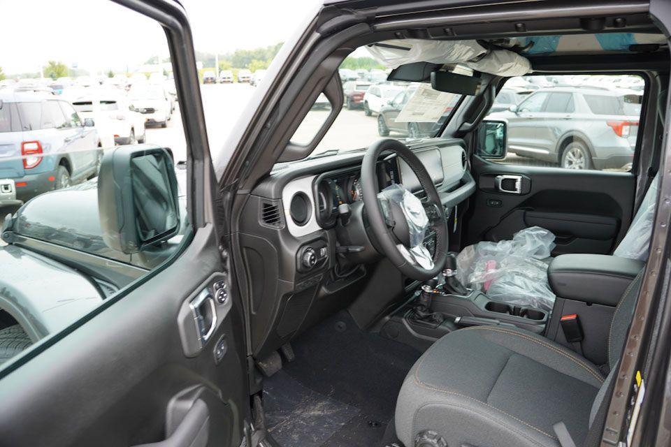 new 2025 Jeep Gladiator car, priced at $49,180
