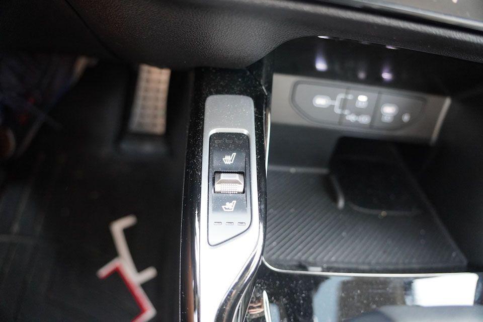 used 2025 Kia Sorento car, priced at $38,904