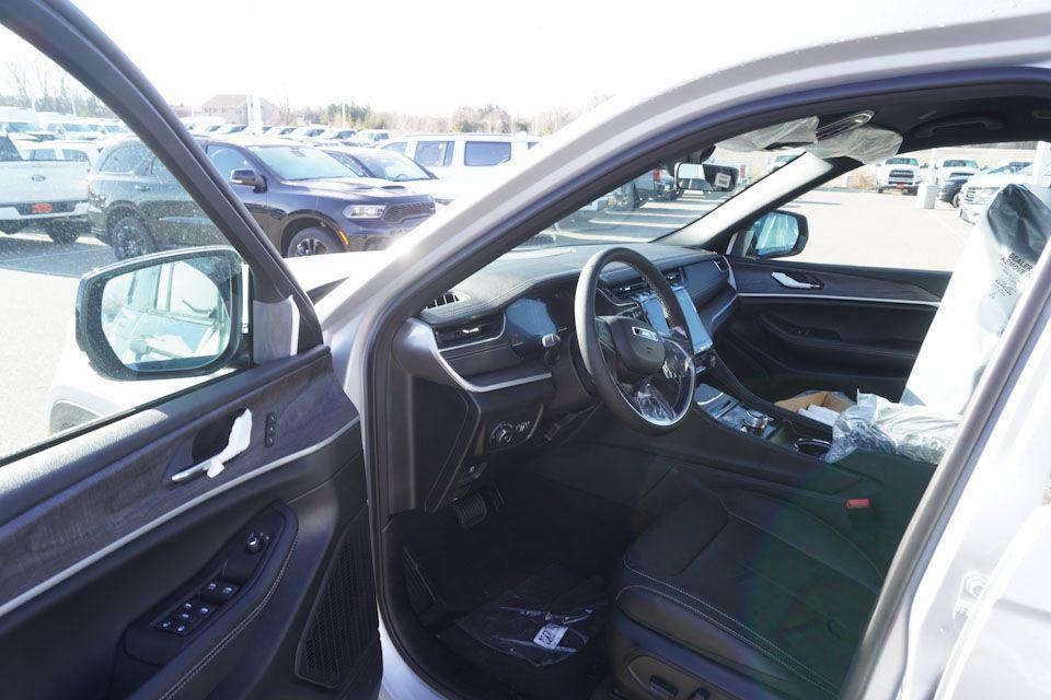 new 2025 Jeep Grand Cherokee car, priced at $40,770