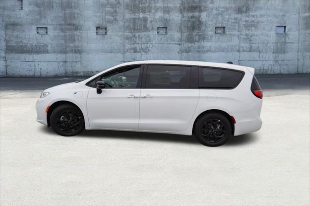 new 2024 Chrysler Pacifica Hybrid car, priced at $46,191