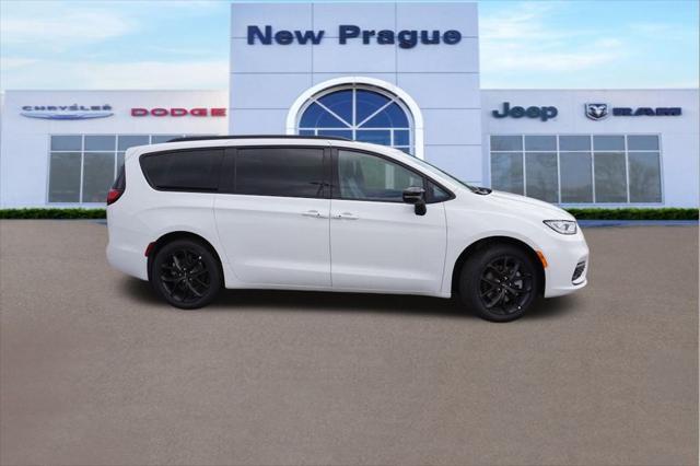 new 2024 Chrysler Pacifica car, priced at $45,866