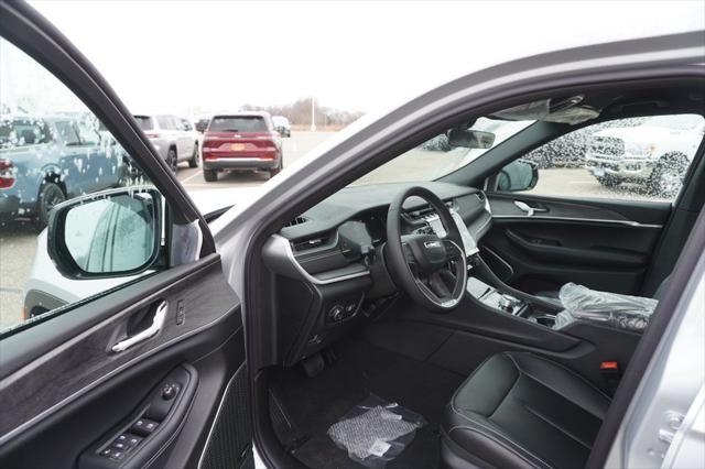 new 2025 Jeep Grand Cherokee car, priced at $43,995