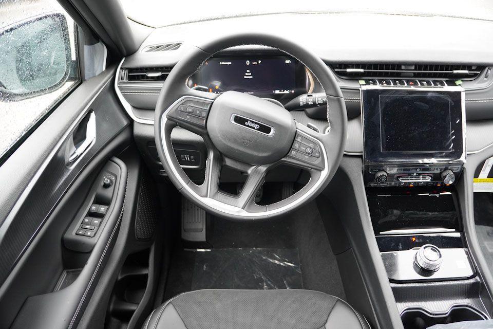 new 2025 Jeep Grand Cherokee car, priced at $40,328