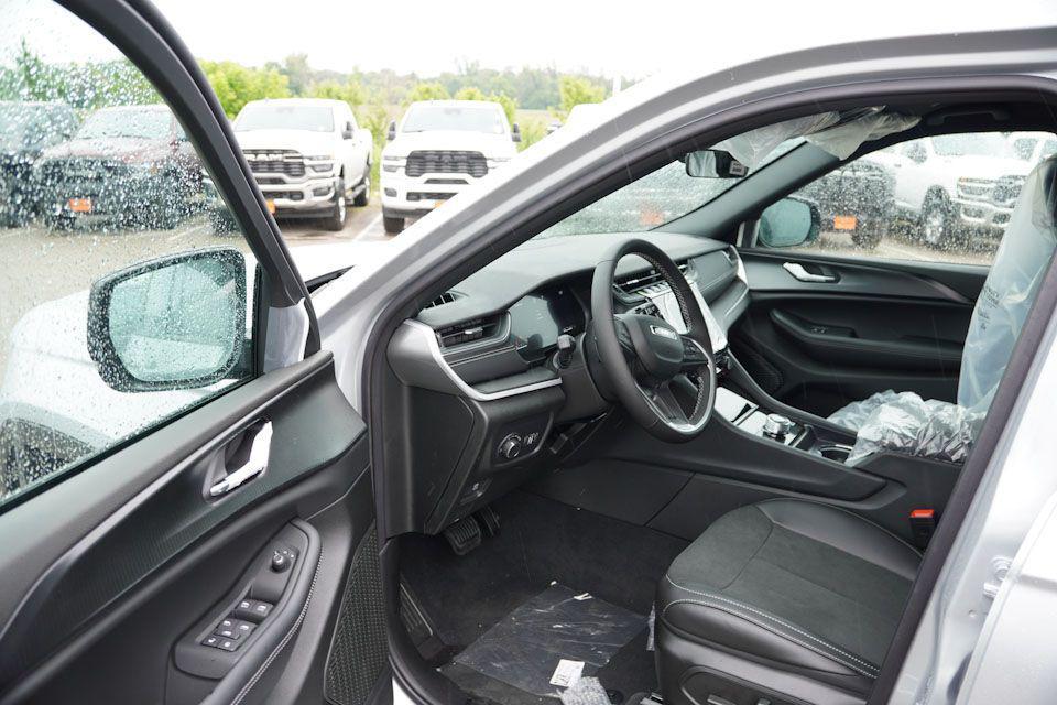 new 2025 Jeep Grand Cherokee car, priced at $40,328