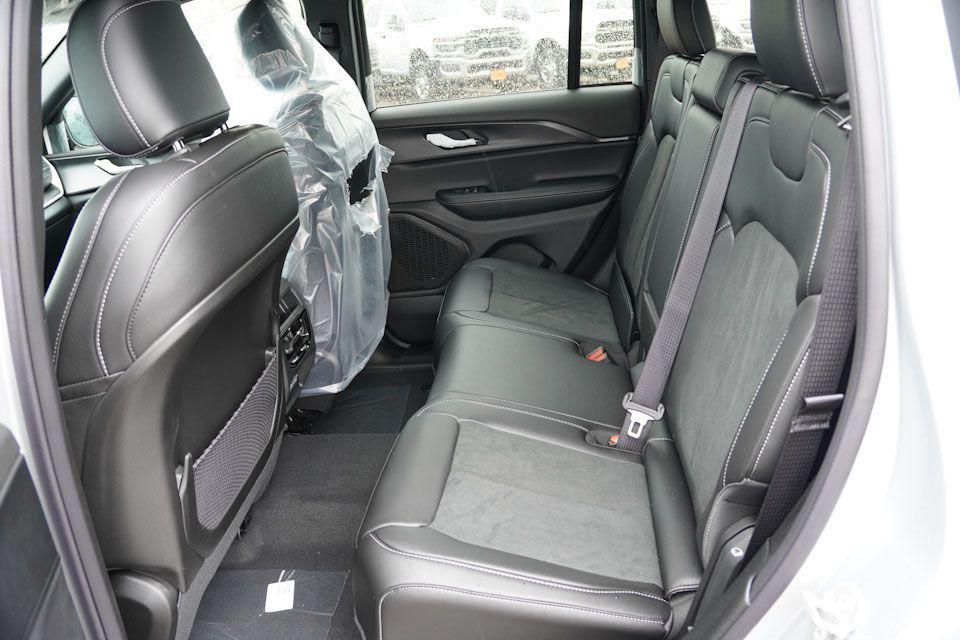 new 2025 Jeep Grand Cherokee car, priced at $40,328