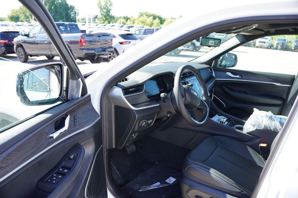 new 2025 Jeep Grand Cherokee car, priced at $49,830