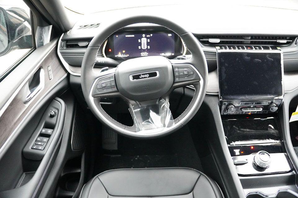 new 2025 Jeep Grand Cherokee car, priced at $43,244