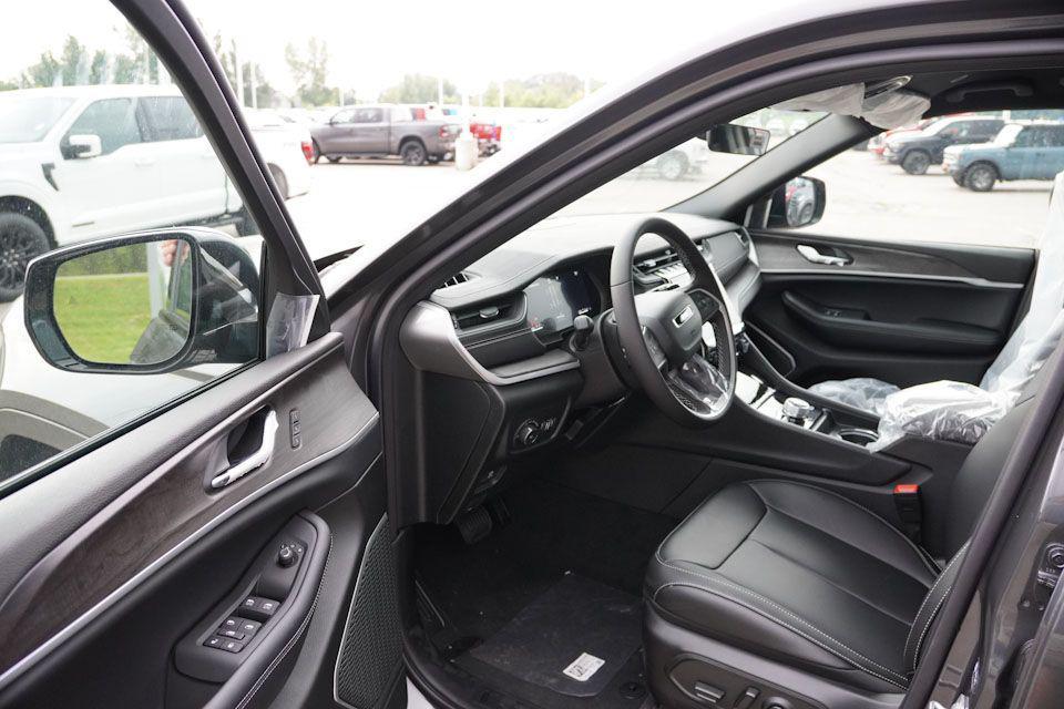 new 2025 Jeep Grand Cherokee car, priced at $43,244