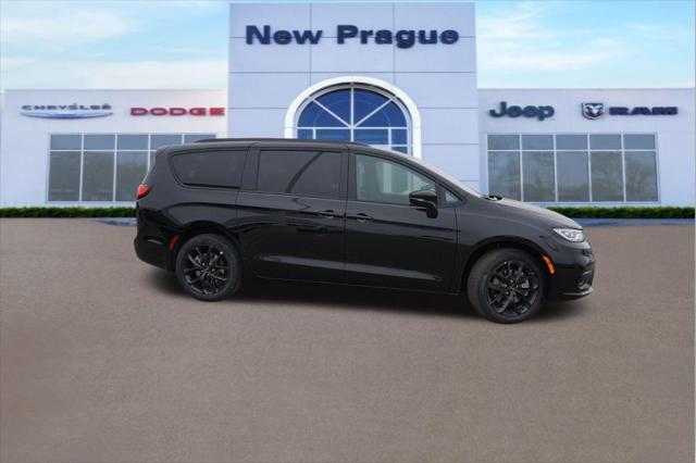 new 2024 Chrysler Pacifica car, priced at $44,638