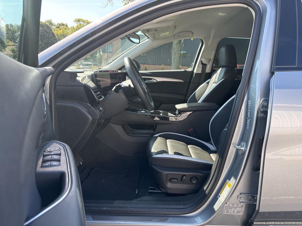 used 2025 Buick Envision car, priced at $35,998