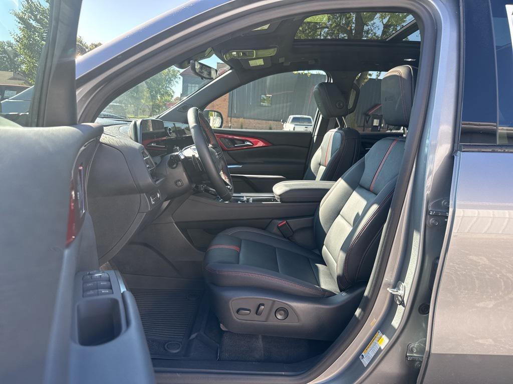 used 2024 Chevrolet Traverse car, priced at $51,999