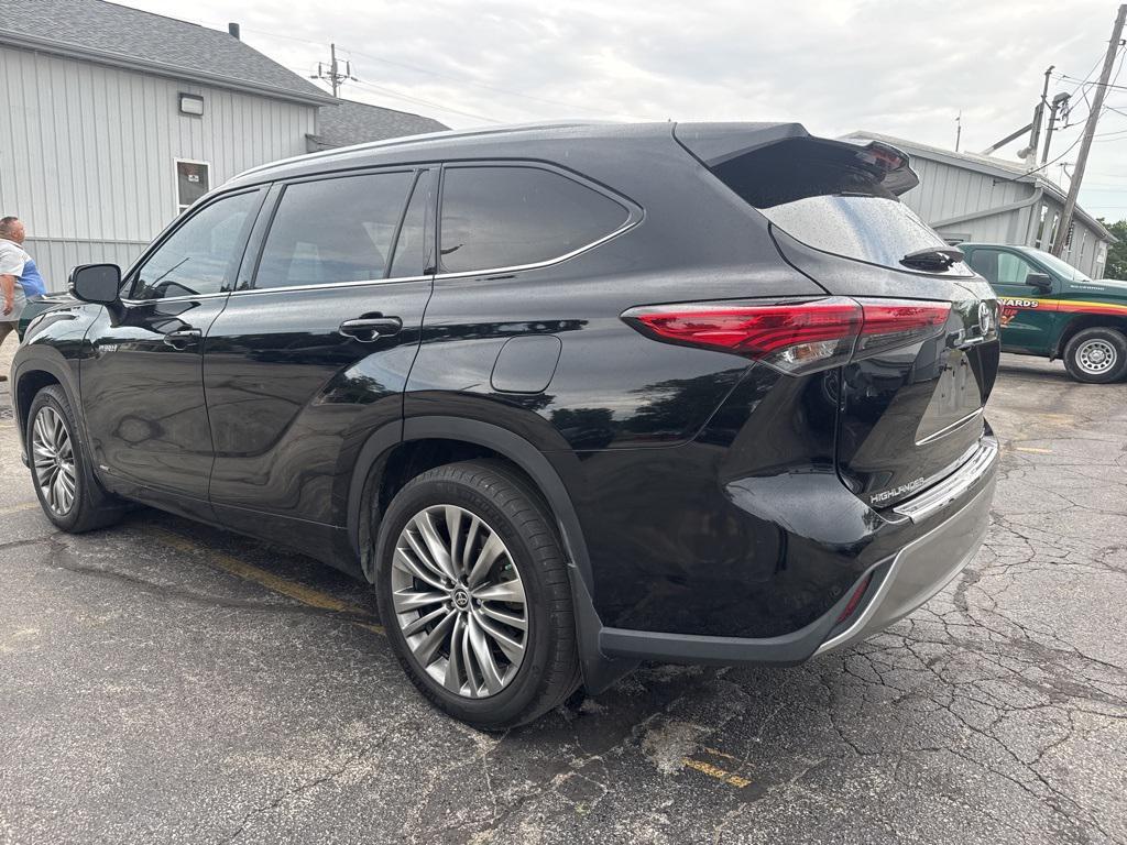 used 2020 Toyota Highlander Hybrid car, priced at $33,500