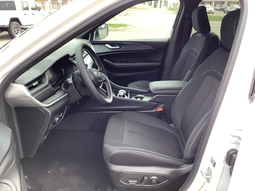new 2025 Jeep Grand Cherokee car, priced at $39,754