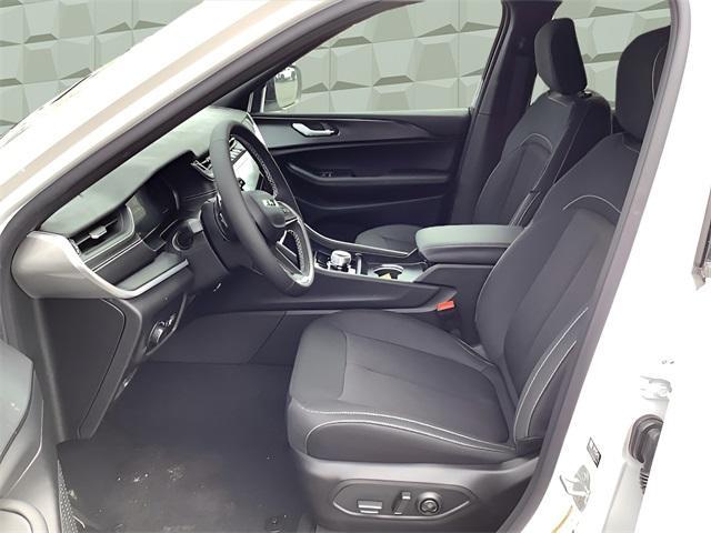 new 2025 Jeep Grand Cherokee car, priced at $40,130