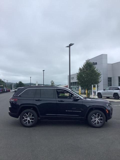 new 2024 Jeep Grand Cherokee car, priced at $51,247