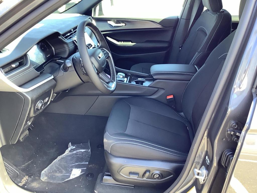 new 2025 Jeep Grand Cherokee car, priced at $40,725