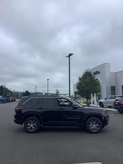 new 2024 Jeep Grand Cherokee car, priced at $51,247