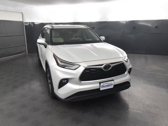 used 2022 Toyota Highlander car, priced at $35,400