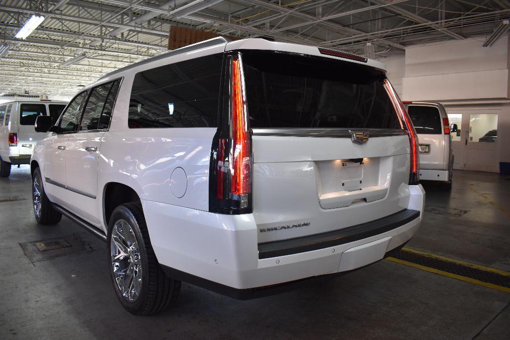 used 2018 Cadillac Escalade ESV car, priced at $23,995