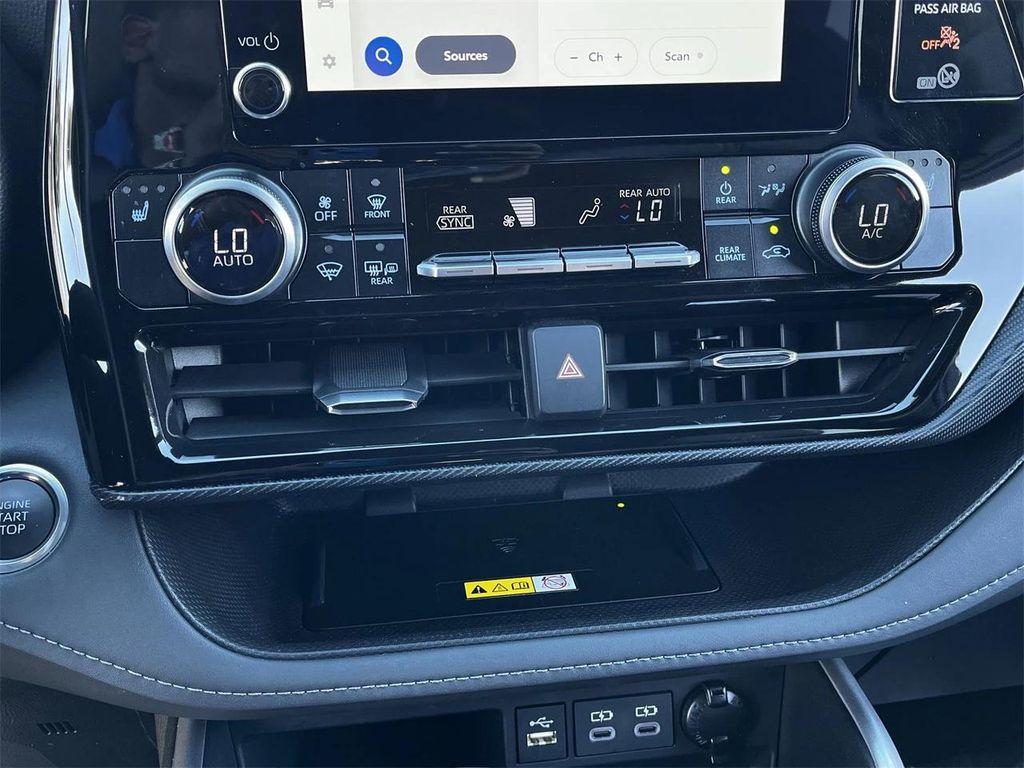 used 2025 Toyota Highlander car, priced at $48,998