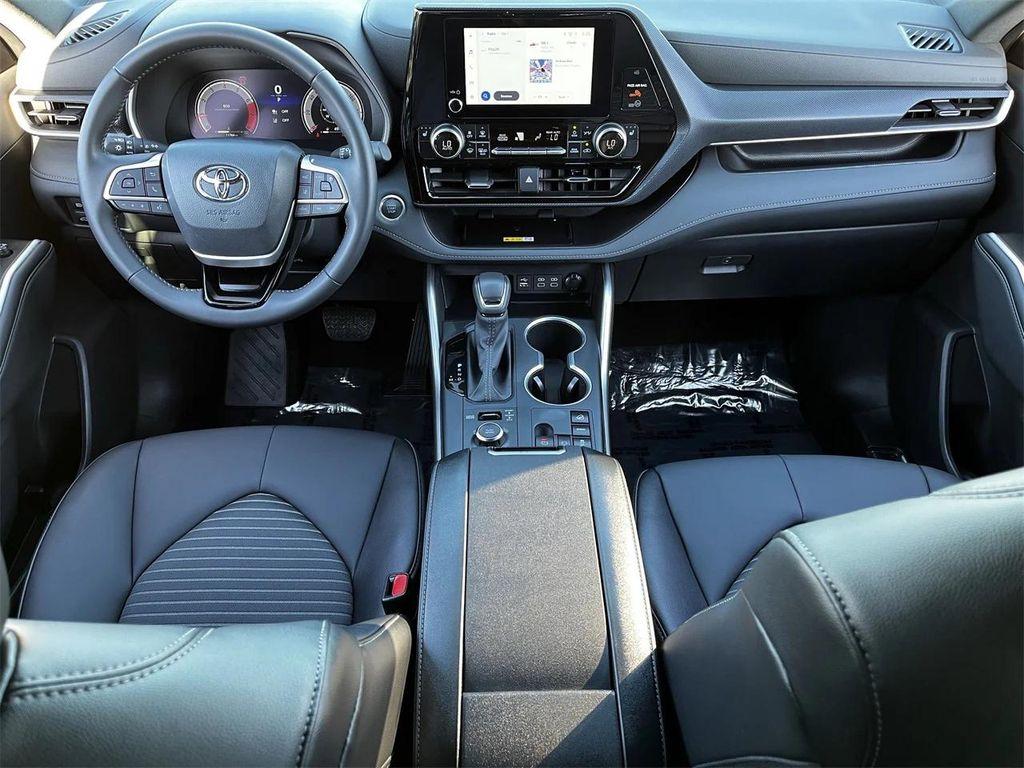 used 2025 Toyota Highlander car, priced at $48,998