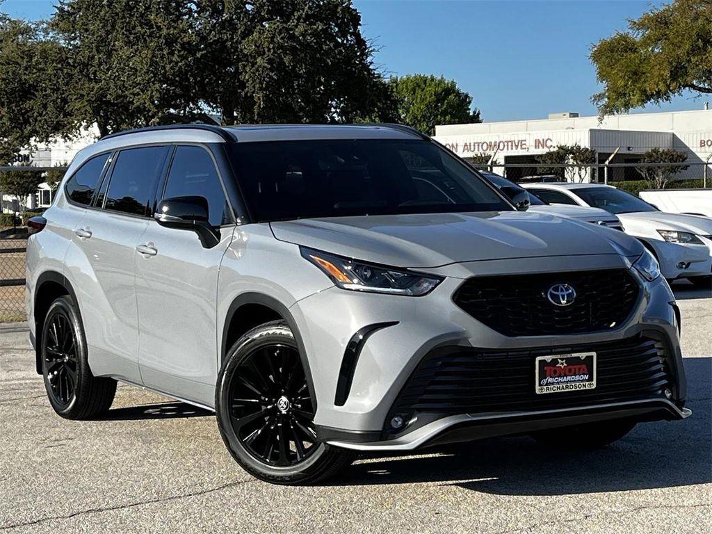 used 2025 Toyota Highlander car, priced at $48,998