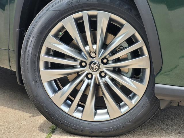 new 2025 Toyota Highlander car, priced at $54,672