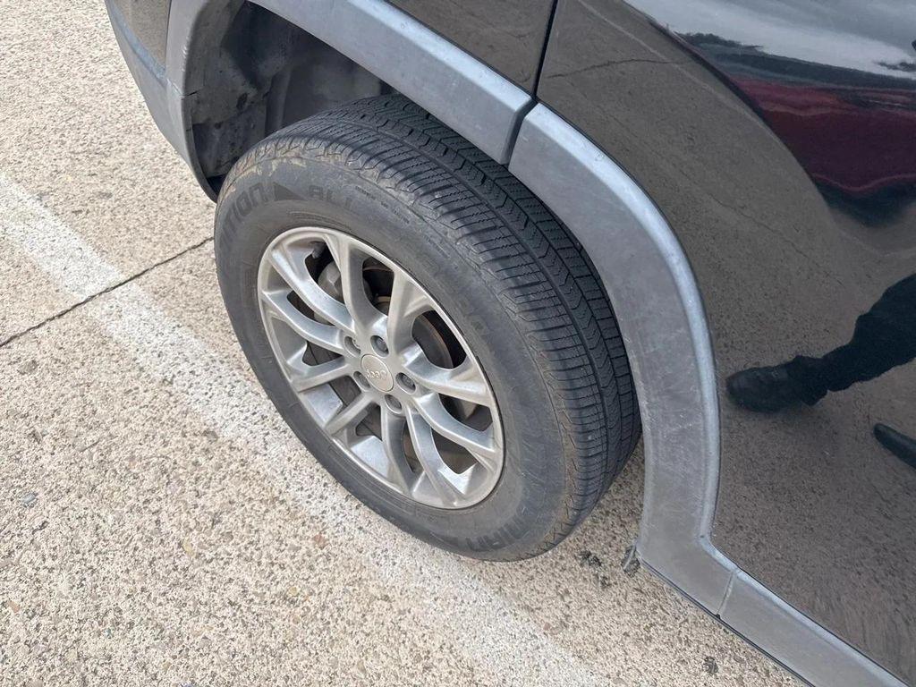 used 2019 Jeep Cherokee car, priced at $12,977