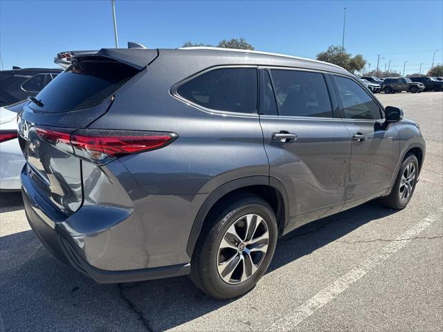 used 2022 Toyota Highlander car, priced at $32,998