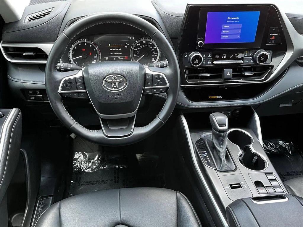 used 2024 Toyota Highlander car, priced at $39,998