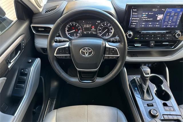 used 2022 Toyota Highlander car, priced at $39,586
