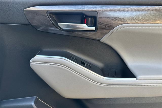 used 2022 Toyota Highlander car, priced at $39,586