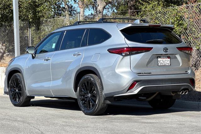 used 2023 Toyota Highlander car, priced at $39,998