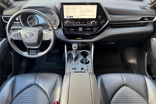 used 2023 Toyota Highlander car, priced at $39,998