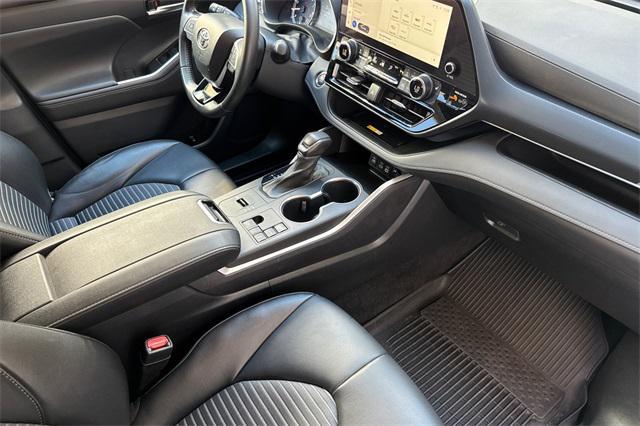 used 2023 Toyota Highlander car, priced at $39,998